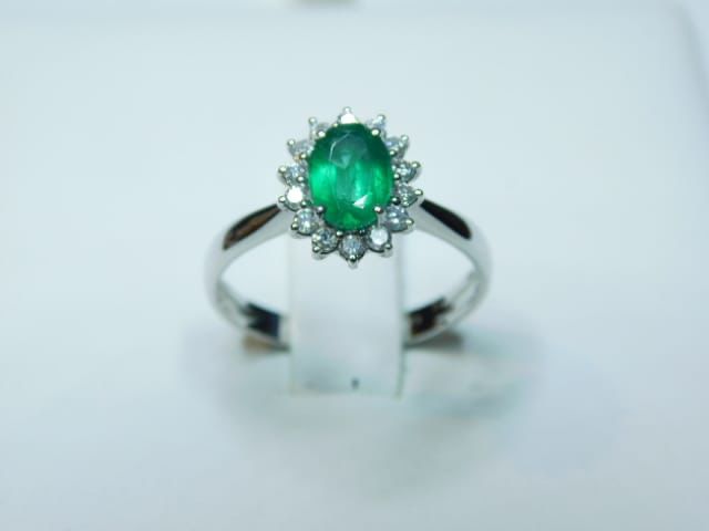 Anello con diamanti e smeraldo